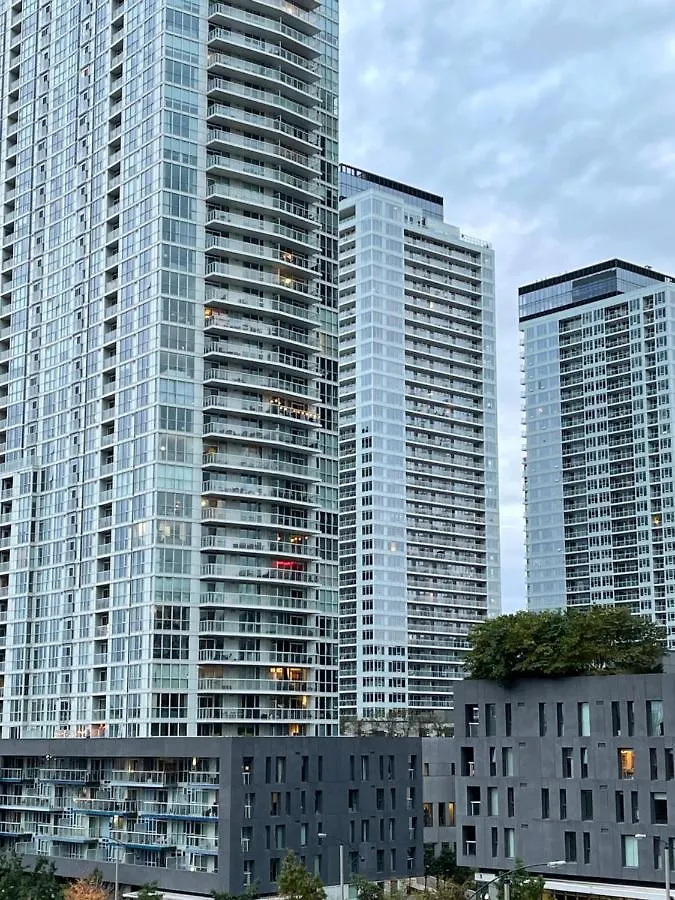 Cozy Open Concept 2Br 2Bath W/Parking -Jays/Cn Apartment Toronto