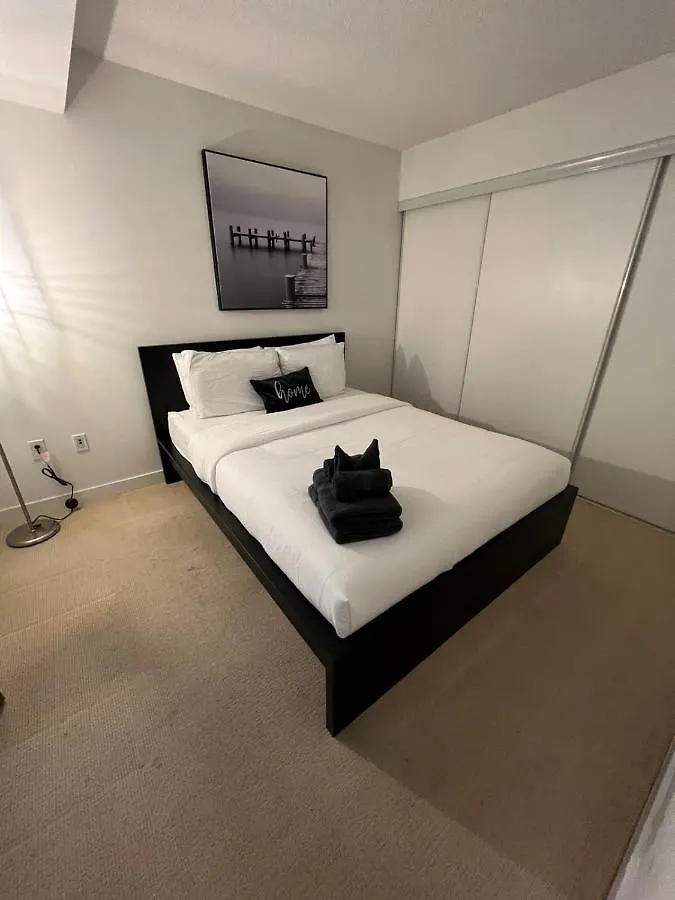 Cozy Open Concept 2Br 2Bath W/Parking -Jays/Cn Apartment Toronto