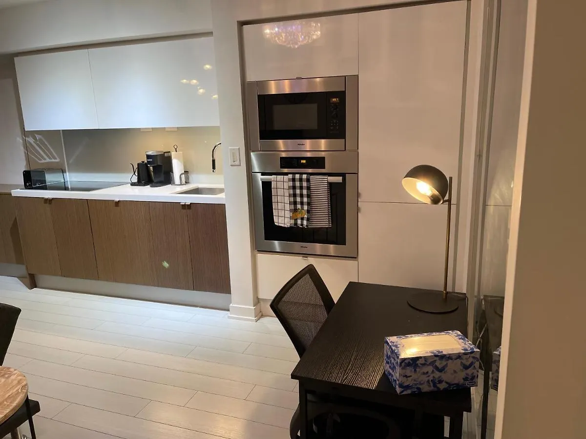 Cozy Open Concept 2Br 2Bath W/Parking -Jays/Cn Apartment Toronto