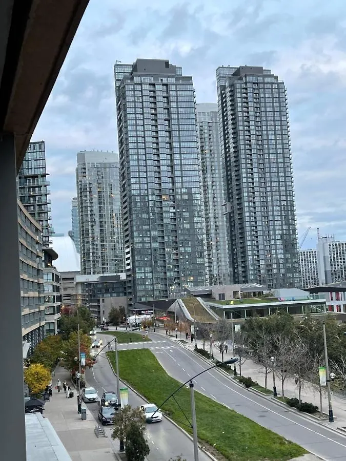 Cozy Open Concept 2Br 2Bath W/Parking -Jays/Cn Apartment Toronto 0*,