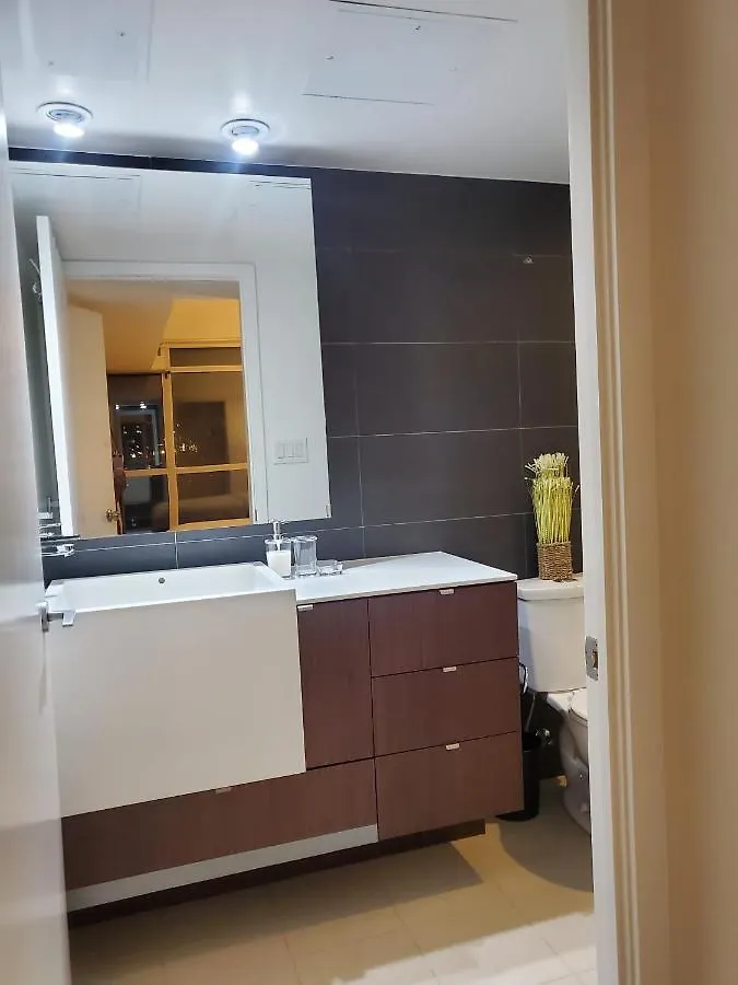 Cozy Open Concept 2Br 2Bath W/Parking -Jays/Cn Apartment Toronto