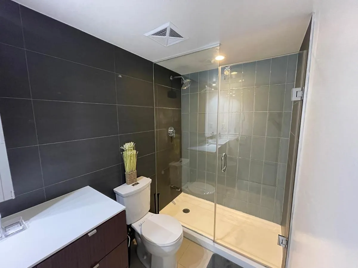Cozy Open Concept 2Br 2Bath W/Parking -Jays/Cn Apartment Toronto 0*,  Canada